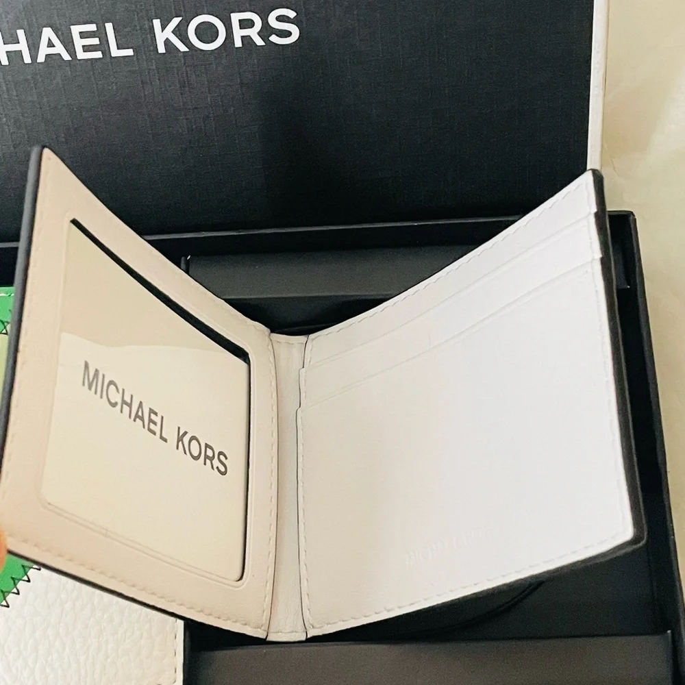 New in box Michael Kors boxed white wallet set palm